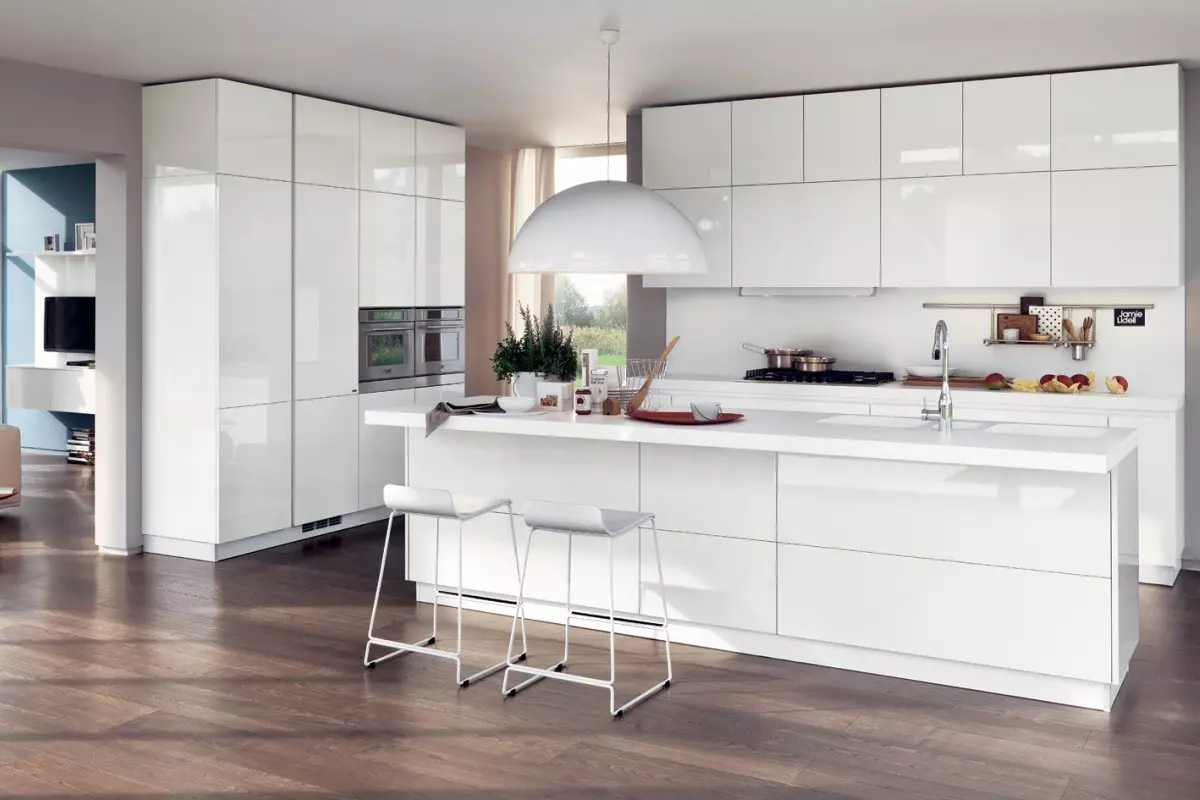 Бели кухни (57 снимки): прави и кухненски кът с бял цвят в интериора. Грей, червеният и синьо-бели набори в кухня дизайн 9542_12