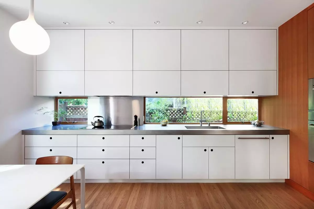 Бели кухни (57 снимки): прави и кухненски кът с бял цвят в интериора. Грей, червеният и синьо-бели набори в кухня дизайн 9542_15