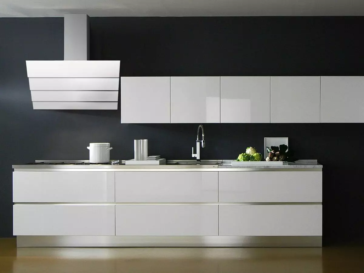 Bijela kuhinjska slušalice (57 fotografija): ravne kuhinje bijele u unutrašnjosti. Propovijed, crvene i plave i bijele slušalice u dizajnu kuhinje 9542_16