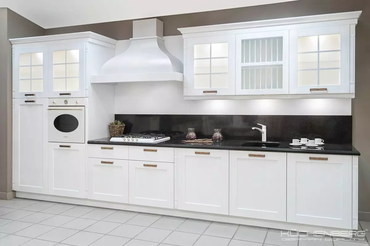 Seturi de bucătărie albă (57 fotografii): bucătării drepte și a colțurilor din alb în interior. Seturi de predică, roșu și alb și albă în designul bucătăriei 9542_17