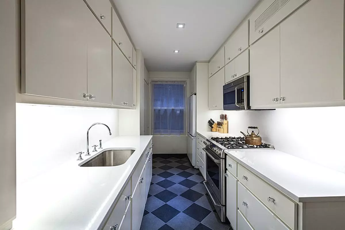 Weiße Küchenhochschuhe (57 Fotos): Gerade und Eckküchen von Weiß im Inneren. Predigt, rote und blaue und weiße Headsets im Design der Küche 9542_18