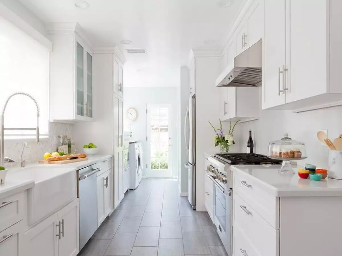 Auriculares de cocina blanca (57 fotos): Cocinas rectas y esquinas de blanco en el interior. Sermón, auriculares rojos y azules y blancos en el diseño de la cocina. 9542_19