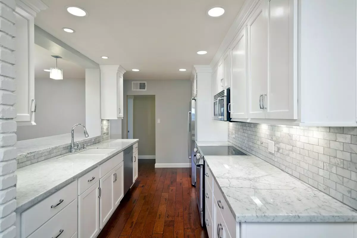 Witte keuken headsets (57 foto's): rechte en hoek keukens van wit in het interieur. Preek, rode en blauwe en witte headsets in het ontwerp van de keuken 9542_20
