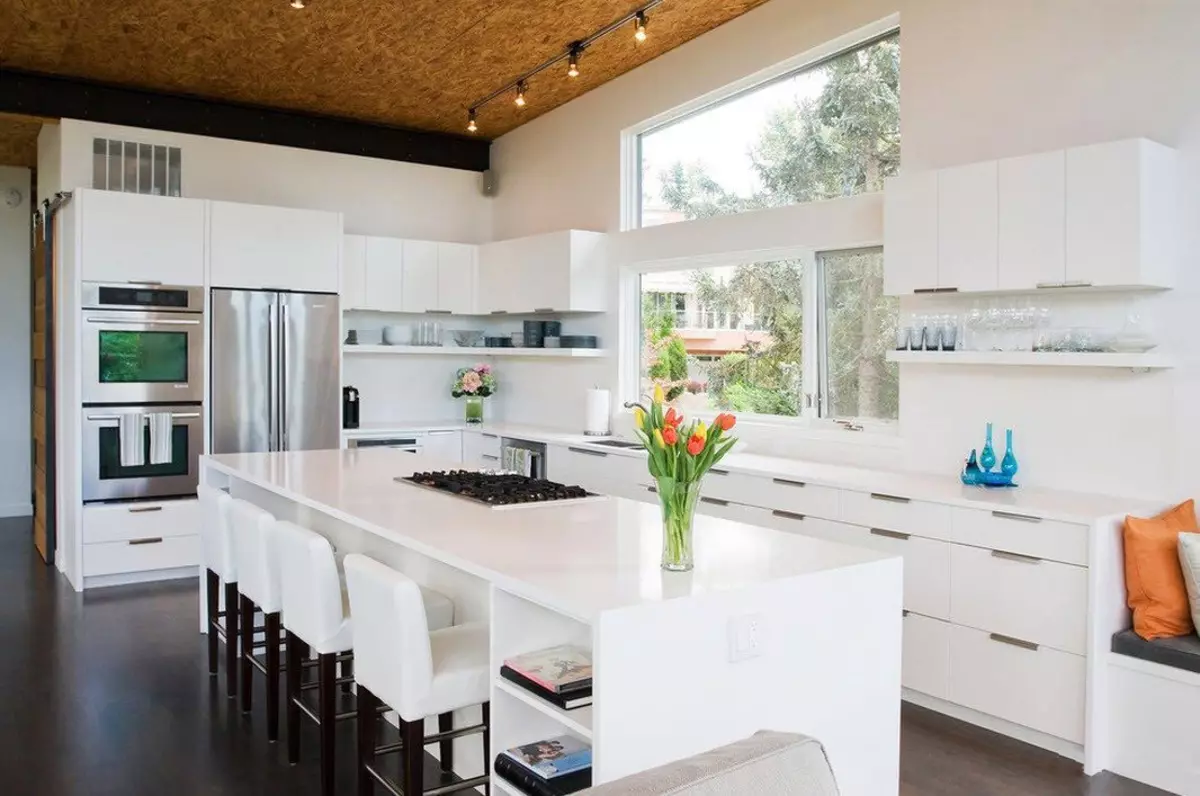 هدست های آشپزخانه سفید (57 عکس): آشپزخانه مستقیم و گوشه ای از سفید در داخل کشور. خطبه، قرمز و آبی و سفید هدست در طراحی آشپزخانه 9542_28