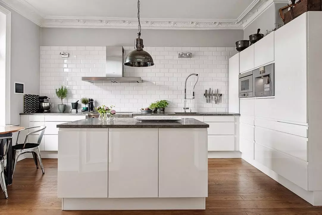 Baltās virtuves austiņas (57 fotogrāfijas): taisni un stūra virtuves balta interjerā. Sempon, sarkanās un zilās un baltās austiņas virtuves dizainā 9542_3