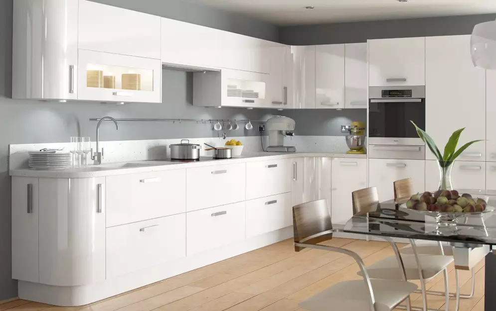 هدست های آشپزخانه سفید (57 عکس): آشپزخانه مستقیم و گوشه ای از سفید در داخل کشور. خطبه، قرمز و آبی و سفید هدست در طراحی آشپزخانه 9542_30