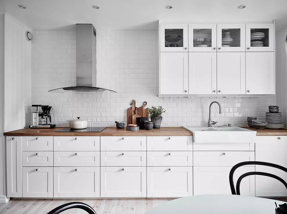 Bílé kuchyňské sluchátka (57 fotek): rovné a rohové kuchyně bílé v interiéru. Sermon, červené a modré a bílé sluchátka v designu kuchyně 9542_31