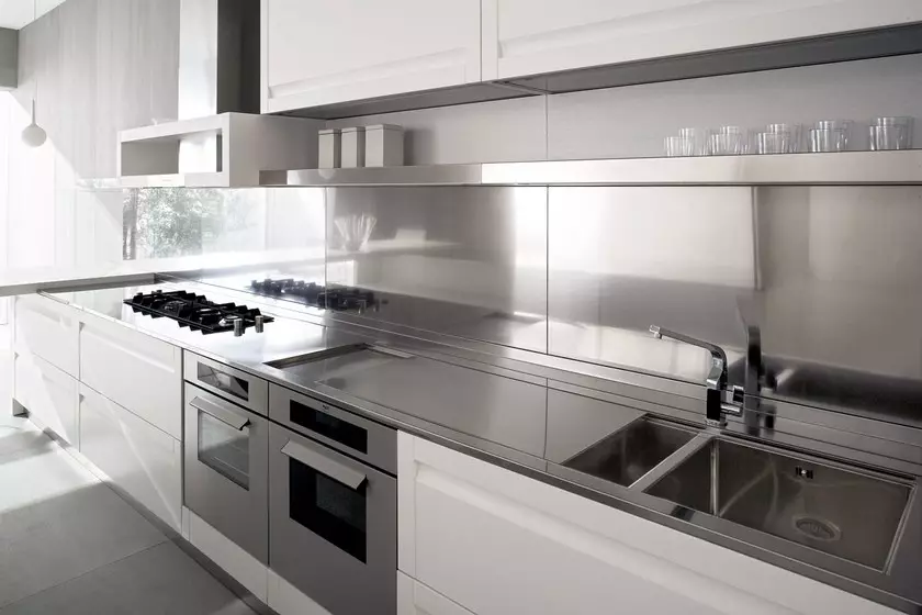Weiße Küchenhochschuhe (57 Fotos): Gerade und Eckküchen von Weiß im Inneren. Predigt, rote und blaue und weiße Headsets im Design der Küche 9542_37