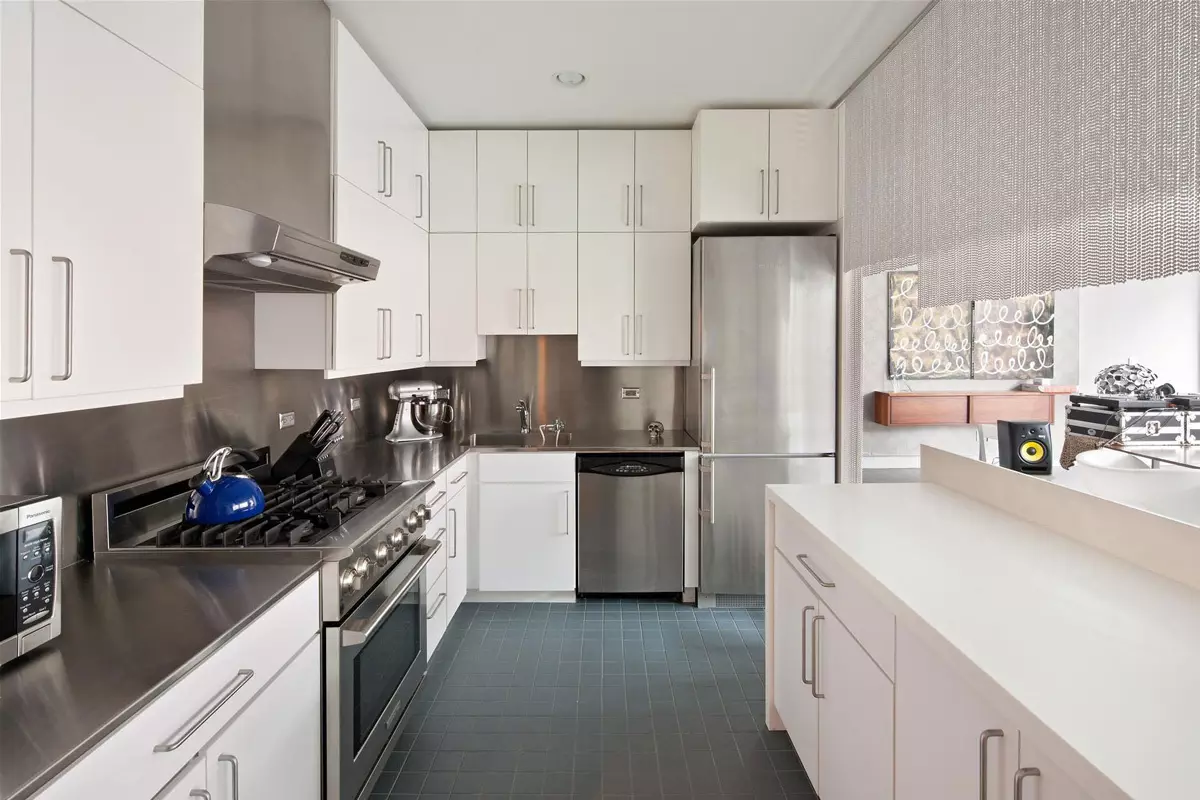 Auriculares de cocina blanca (57 fotos): Cocinas rectas y esquinas de blanco en el interior. Sermón, auriculares rojos y azules y blancos en el diseño de la cocina. 9542_38