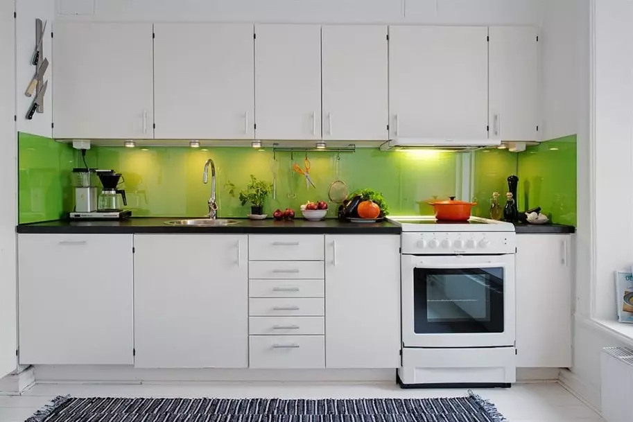 Бели кухни (57 снимки): прави и кухненски кът с бял цвят в интериора. Грей, червеният и синьо-бели набори в кухня дизайн 9542_39