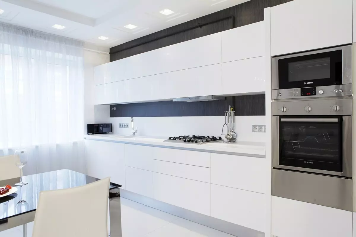 Baltās virtuves austiņas (57 fotogrāfijas): taisni un stūra virtuves balta interjerā. Sempon, sarkanās un zilās un baltās austiņas virtuves dizainā 9542_4