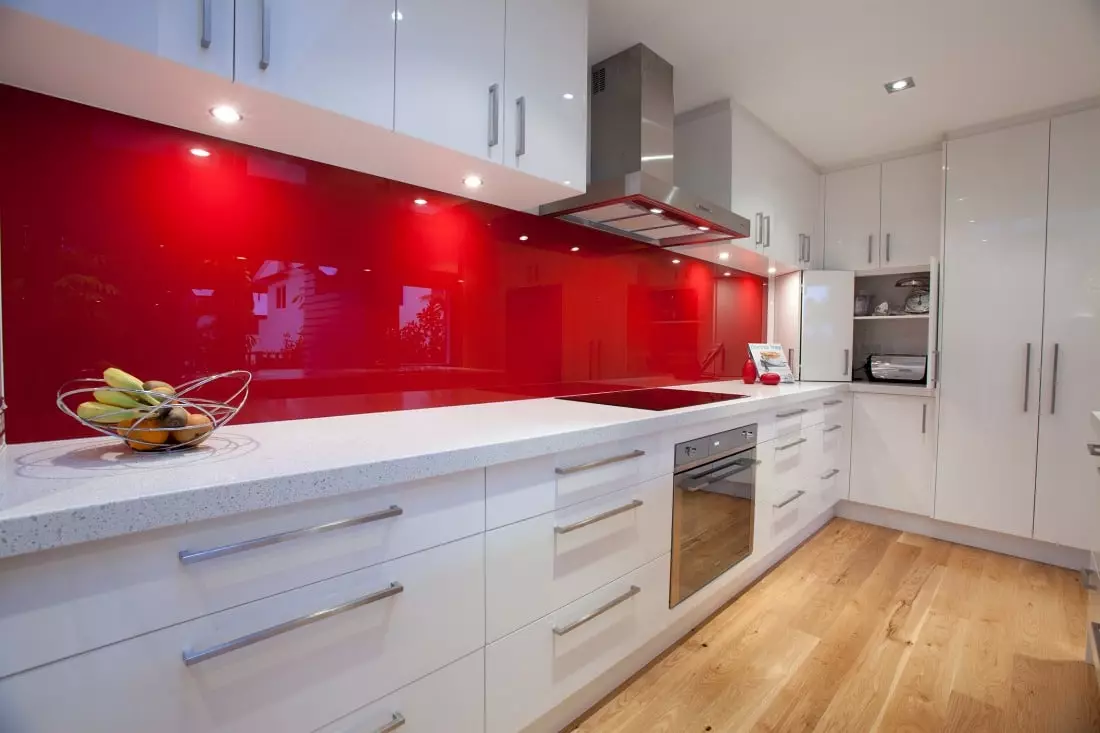 Бели кухни (57 снимки): прави и кухненски кът с бял цвят в интериора. Грей, червеният и синьо-бели набори в кухня дизайн 9542_40