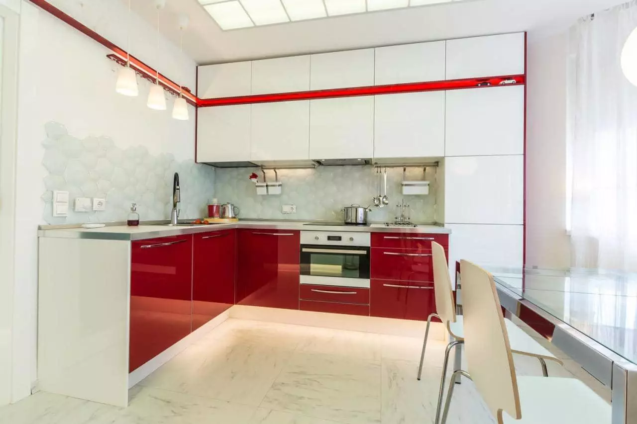 Baltās virtuves austiņas (57 fotogrāfijas): taisni un stūra virtuves balta interjerā. Sempon, sarkanās un zilās un baltās austiņas virtuves dizainā 9542_42