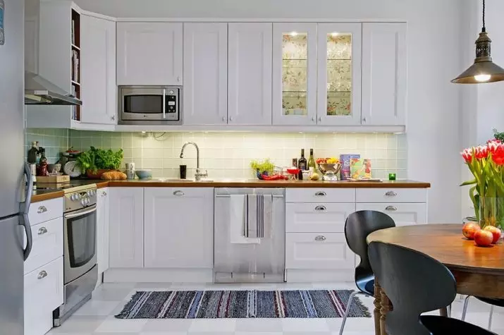 Bijela kuhinjska slušalice (57 fotografija): ravne kuhinje bijele u unutrašnjosti. Propovijed, crvene i plave i bijele slušalice u dizajnu kuhinje 9542_45