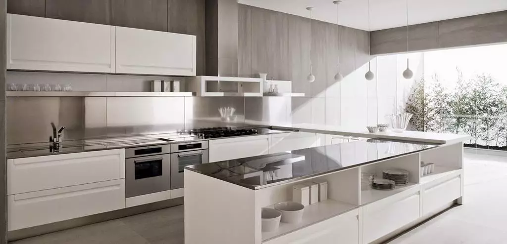 Белата кујна слушалки (57 фотографии): прав и аголни кујни на бела боја во внатрешноста. Проповед, црвени и сини и бели слушалки во дизајнот на кујната 9542_48