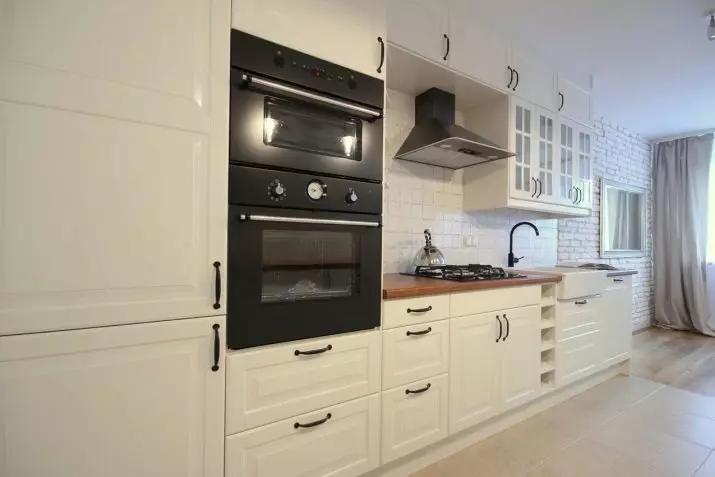 Hvit kjøkken headset (57 bilder): Rett og hjørne kjøkken av hvitt i interiøret. Preken, røde og blå og hvite hodetelefoner i utformingen av kjøkkenet 9542_51