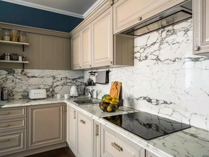 White Kitchen slušalice (57 fotografija): ravne i kutne kuhinje od bijelog u unutrašnjosti. Propovijed, crvene i plave i bijele slušalice u dizajnu kuhinje 9542_55