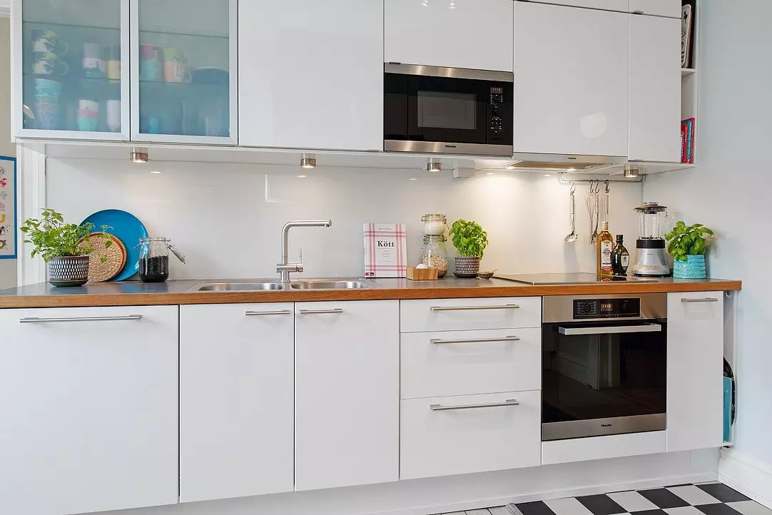 Cuffie da cucina bianche (57 foto): cucine dritte e angolari di bianco all'interno. Auricolari sermini, rossi e blu e bianchi nel design della cucina 9542_8