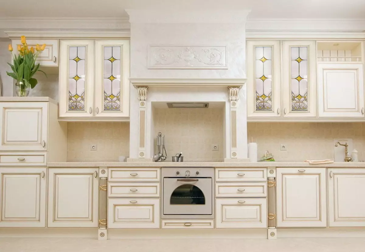 ホワイトクラシックスタイルのキッチン（63枚の写真）：モダンな古典的なインテリア、白いキッチンデザインでの古典的な料理 9543_10
