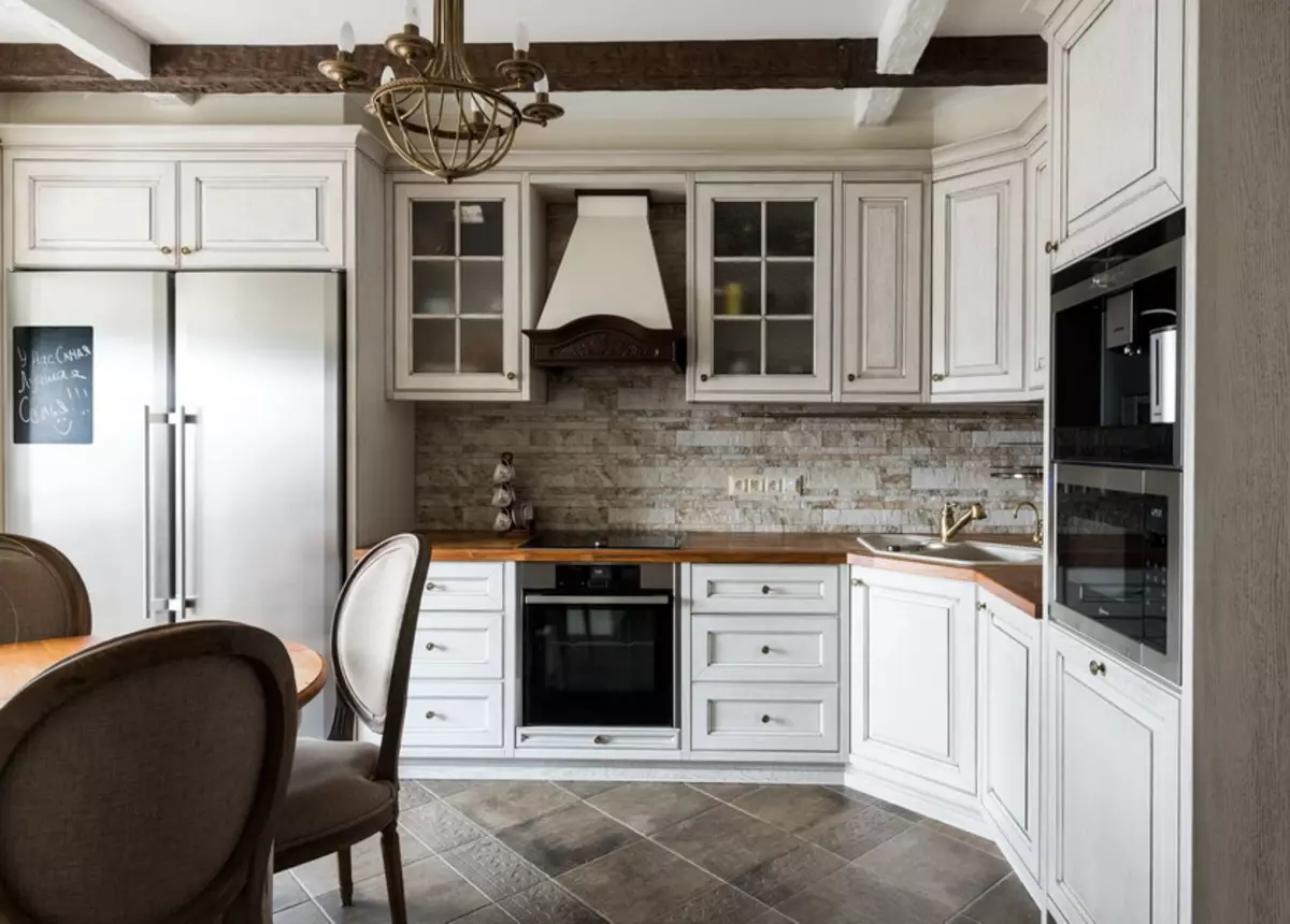 Hvit klassisk stil Kjøkken (63 bilder): Klassisk matlaging i moderne klassisk interiør, hvit kjøkkendesign 9543_12