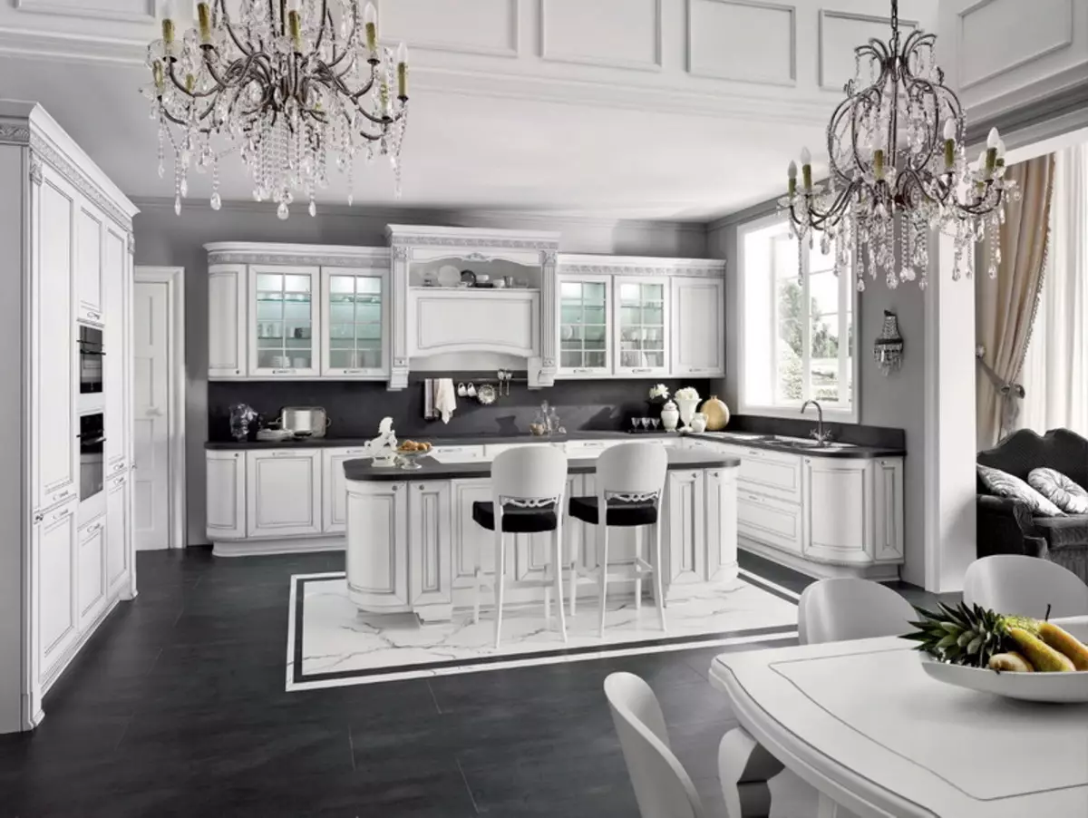 ホワイトクラシックスタイルのキッチン（63枚の写真）：モダンな古典的なインテリア、白いキッチンデザインでの古典的な料理 9543_16