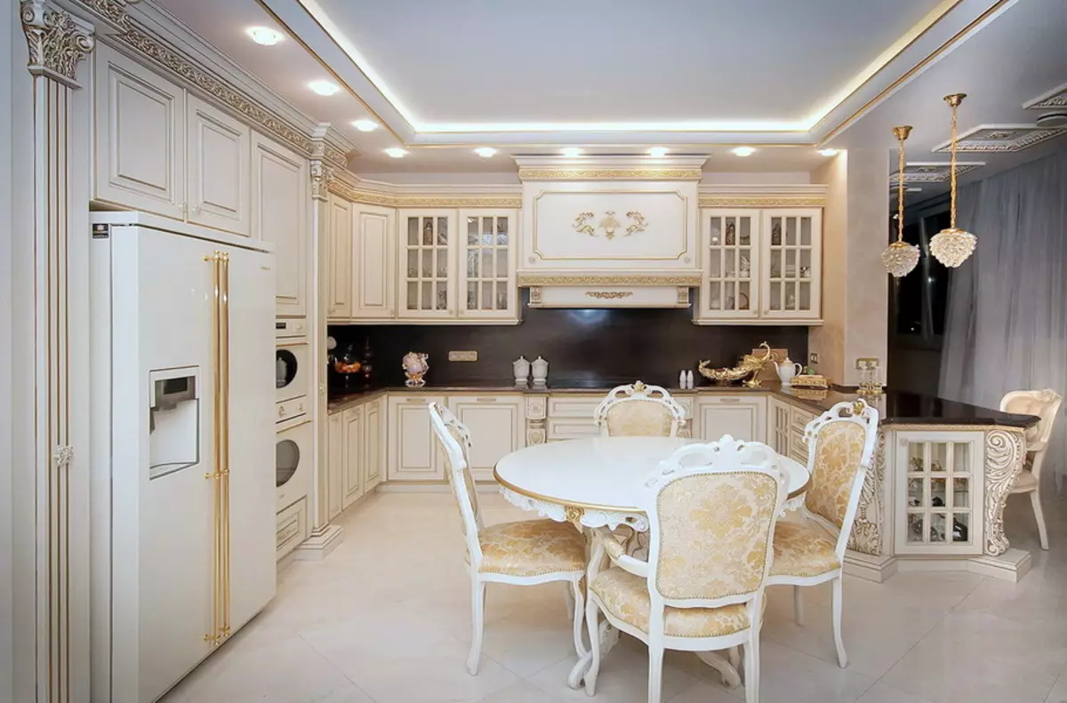 ホワイトクラシックスタイルのキッチン（63枚の写真）：モダンな古典的なインテリア、白いキッチンデザインでの古典的な料理 9543_18