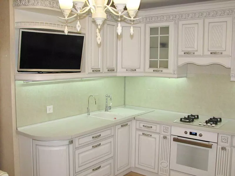 ホワイトクラシックスタイルのキッチン（63枚の写真）：モダンな古典的なインテリア、白いキッチンデザインでの古典的な料理 9543_23
