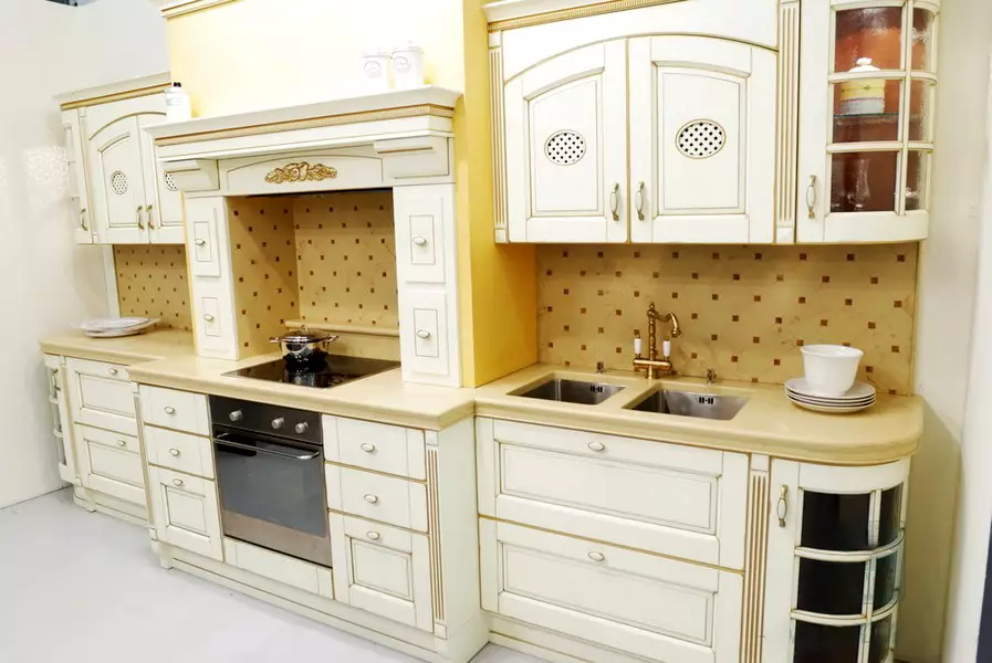 White Classic Style Kitchen (63 mga larawan): Classic Pagluluto sa Modern Classic Interior, White Kitchen Design 9543_30