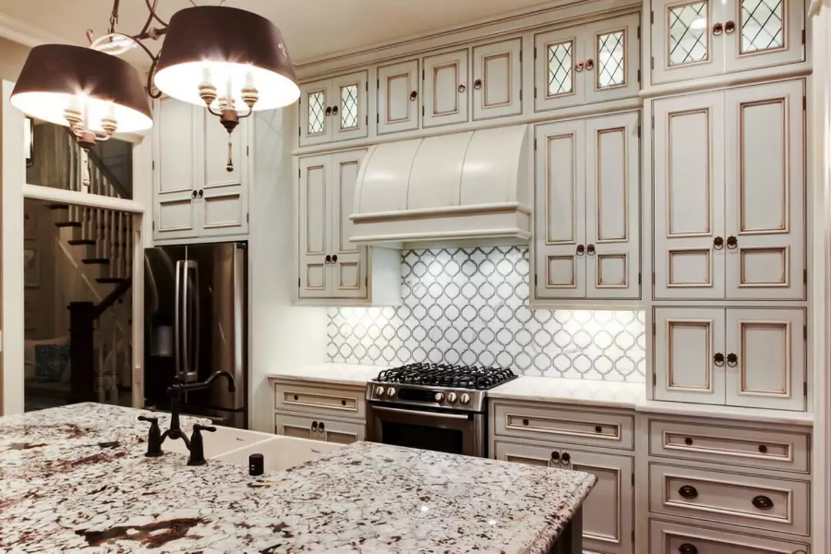 White Classic Style Kitchen (63 mga larawan): Classic Pagluluto sa Modern Classic Interior, White Kitchen Design 9543_39