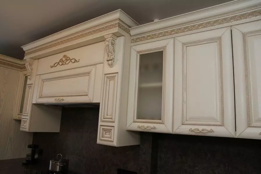 ホワイトクラシックスタイルのキッチン（63枚の写真）：モダンな古典的なインテリア、白いキッチンデザインでの古典的な料理 9543_44