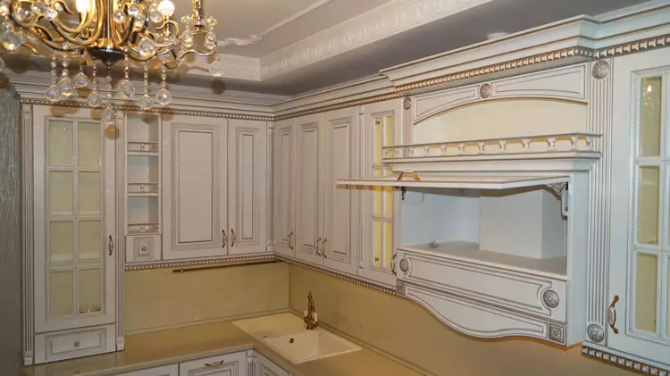آشپزخانه سبک کلاسیک سفید (63 عکس): پخت و پز کلاسیک در مدرن کلاسیک کلاسیک، طراحی آشپزخانه سفید 9543_46