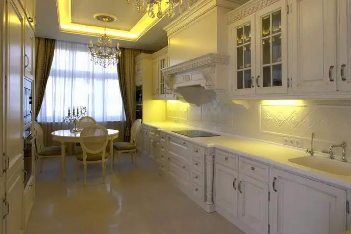 ホワイトクラシックスタイルのキッチン（63枚の写真）：モダンな古典的なインテリア、白いキッチンデザインでの古典的な料理 9543_53