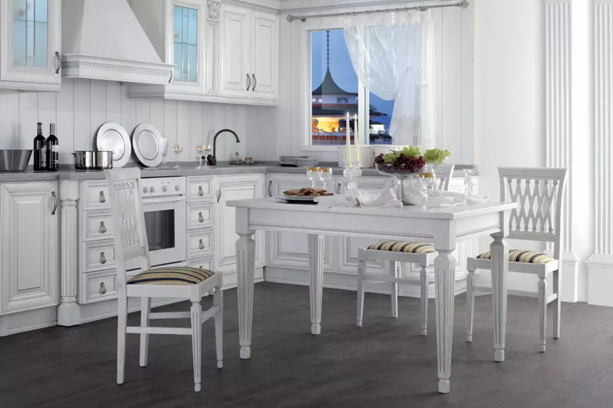 Valkoinen klassinen keittiö (63 kuvaa): Klassinen ruoanlaitto nykyaikaisessa klassisessa sisustuksessa, valkoinen keittiö 9543_56