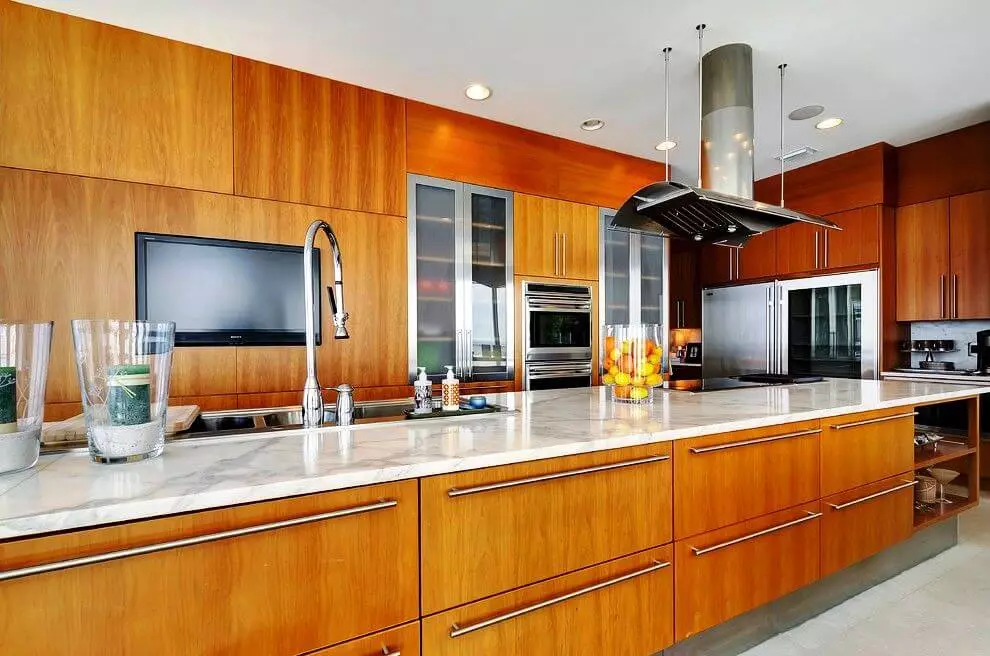 Bucătării încorporate (70 fotografii): Dimensiuni de capete și design de bucătărie. Ce este și ceea ce este diferit de bucătăria modulară? Opțiuni de proiect în apartament obișnuit 9546_2