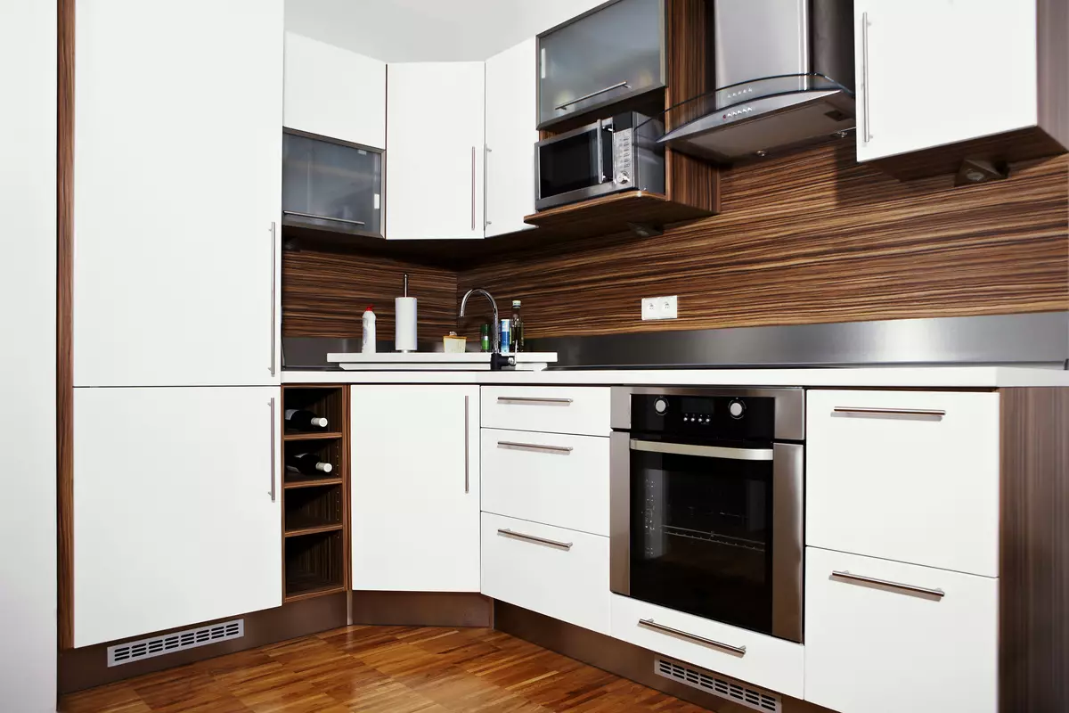 Bucătării încorporate (70 fotografii): Dimensiuni de capete și design de bucătărie. Ce este și ceea ce este diferit de bucătăria modulară? Opțiuni de proiect în apartament obișnuit 9546_31