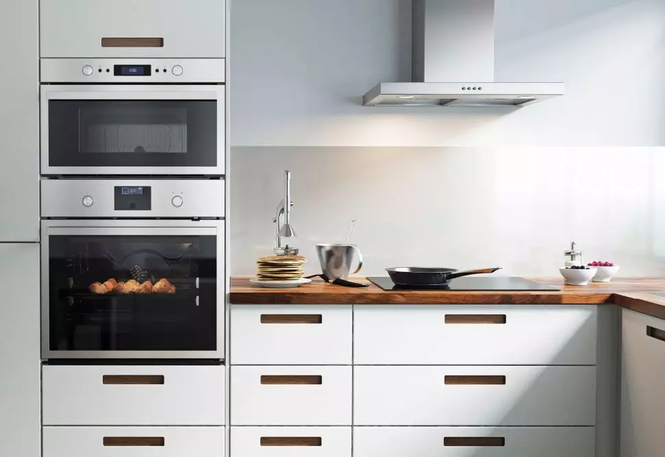 Bucătării încorporate (70 fotografii): Dimensiuni de capete și design de bucătărie. Ce este și ceea ce este diferit de bucătăria modulară? Opțiuni de proiect în apartament obișnuit 9546_58