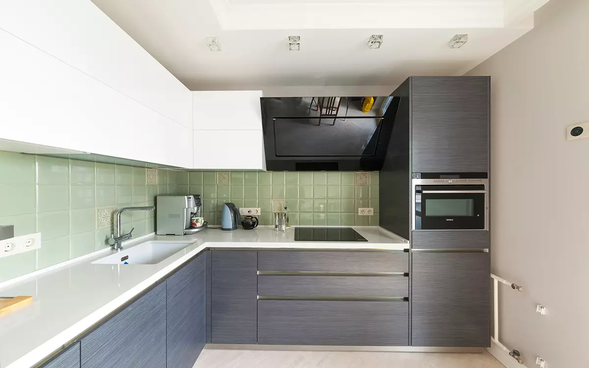 Bucătării încorporate (70 fotografii): Dimensiuni de capete și design de bucătărie. Ce este și ceea ce este diferit de bucătăria modulară? Opțiuni de proiect în apartament obișnuit 9546_7