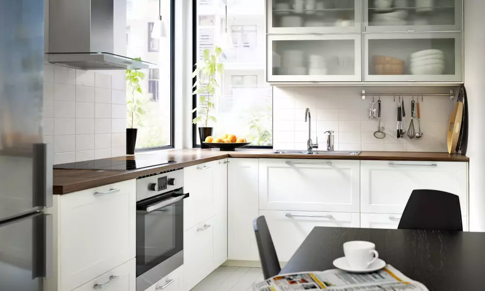Вградена кухня за малка кухня (54 снимки) се отличава с вградени кухненски бокс с вградени уреди, опции за дизайн 9549_10
