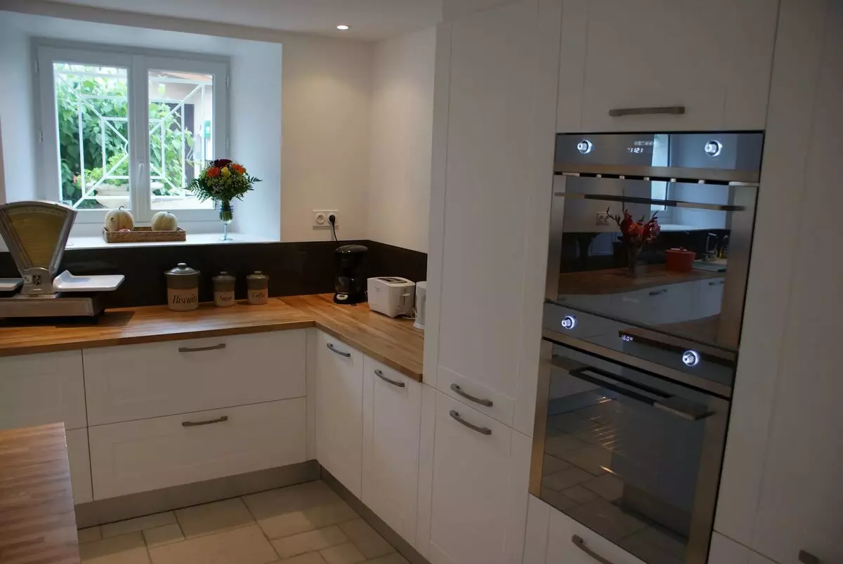 Sisseehitatud köök väikeste köökide jaoks (54 fotot): funktsioonid varjatud köögid koos sisseehitatud seadmed, disaini valikud 9549_13