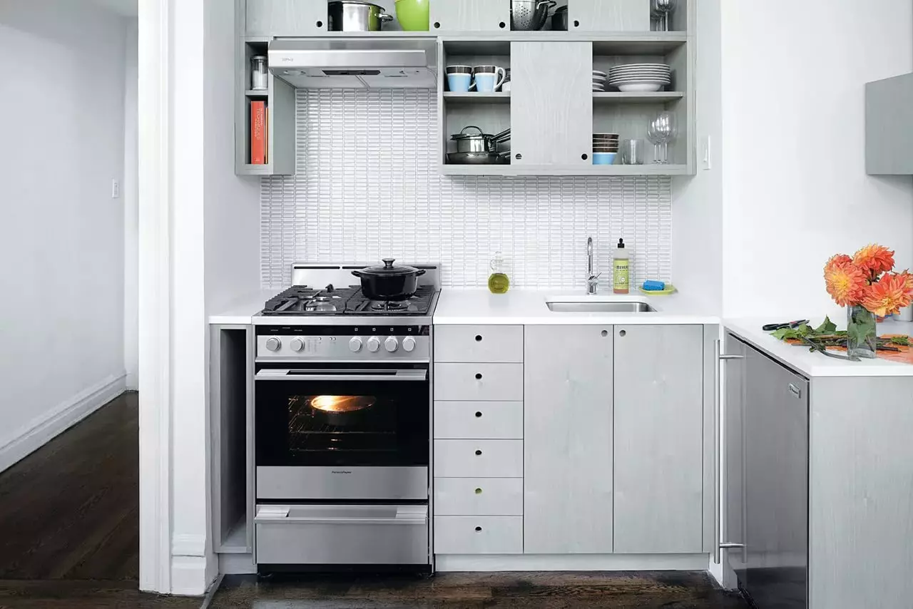 Sisseehitatud köök väikeste köökide jaoks (54 fotot): funktsioonid varjatud köögid koos sisseehitatud seadmed, disaini valikud 9549_14