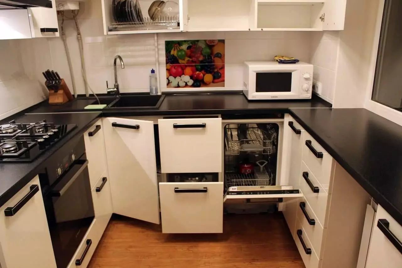 Sisseehitatud köök väikeste köökide jaoks (54 fotot): funktsioonid varjatud köögid koos sisseehitatud seadmed, disaini valikud 9549_15