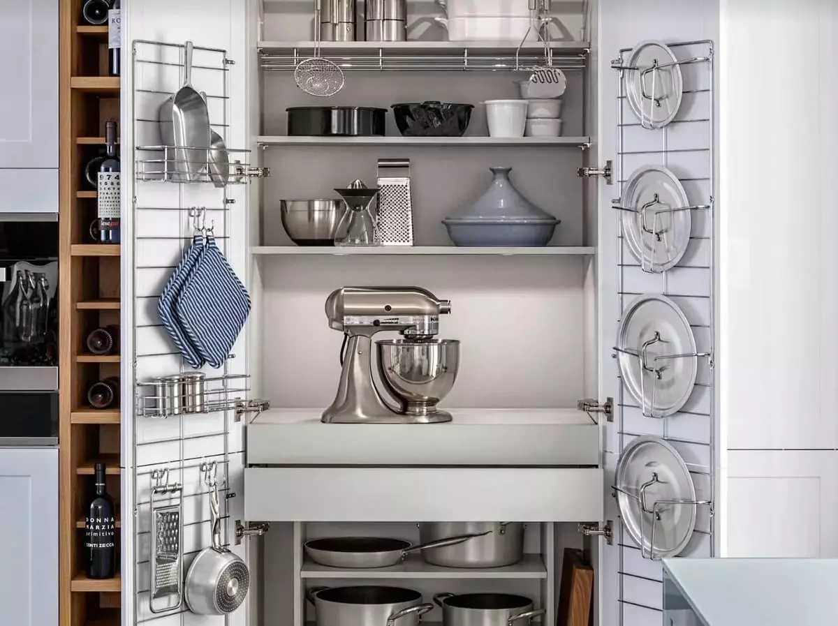 Sisseehitatud köök väikeste köökide jaoks (54 fotot): funktsioonid varjatud köögid koos sisseehitatud seadmed, disaini valikud 9549_16