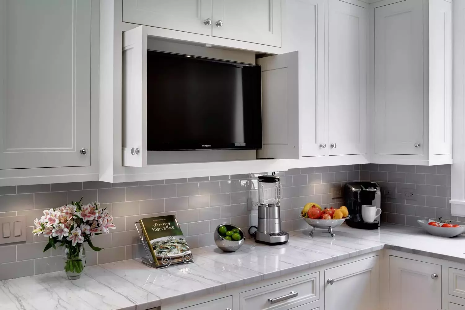 Ներկառուցված խոհանոց `փոքր խոհանոցների համար (54 լուսանկար). Ներկառուցված սարքավորումներով ներկառուցված խոհանոցների առանձնահատկություններ, դիզայնի ընտրանքներ 9549_18