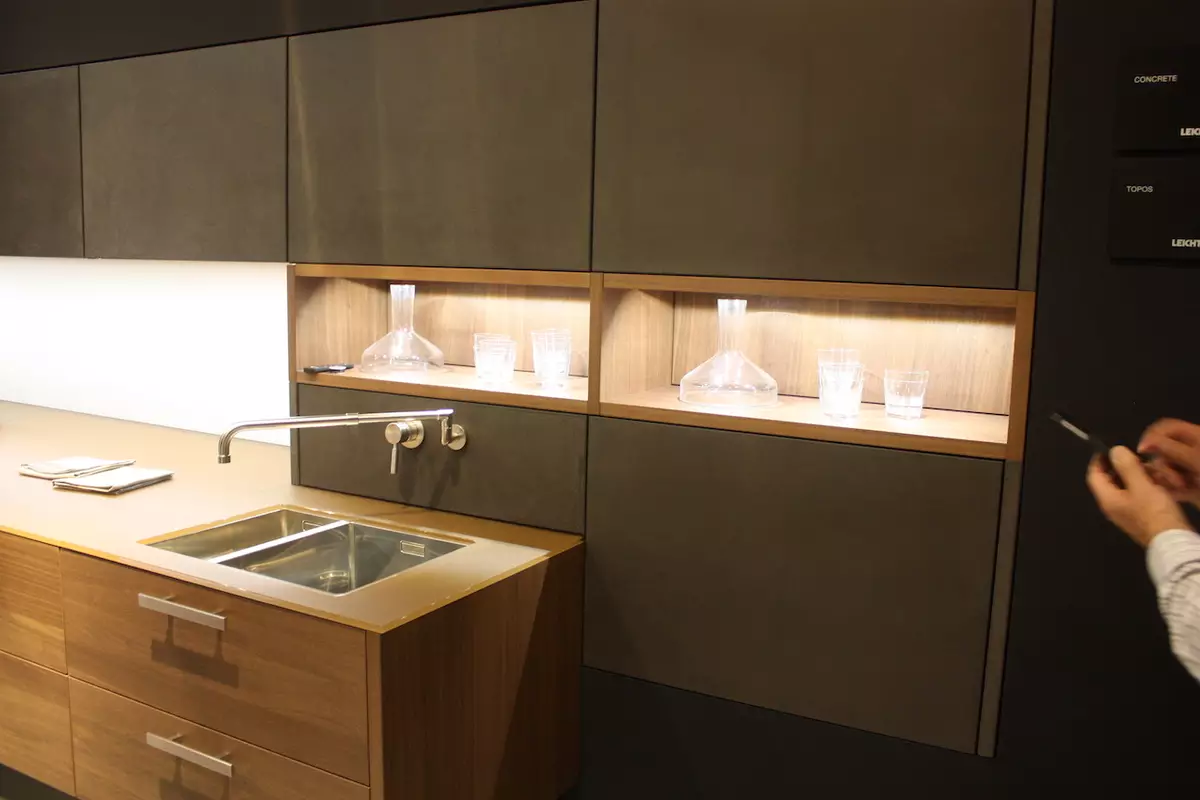 Sisseehitatud köök väikeste köökide jaoks (54 fotot): funktsioonid varjatud köögid koos sisseehitatud seadmed, disaini valikud 9549_24