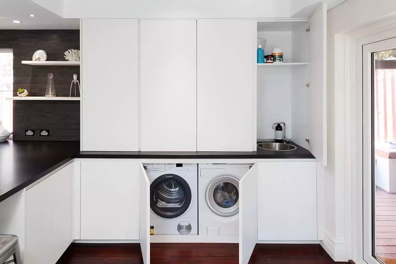 Вградена кухня за малка кухня (54 снимки) се отличава с вградени кухненски бокс с вградени уреди, опции за дизайн 9549_25