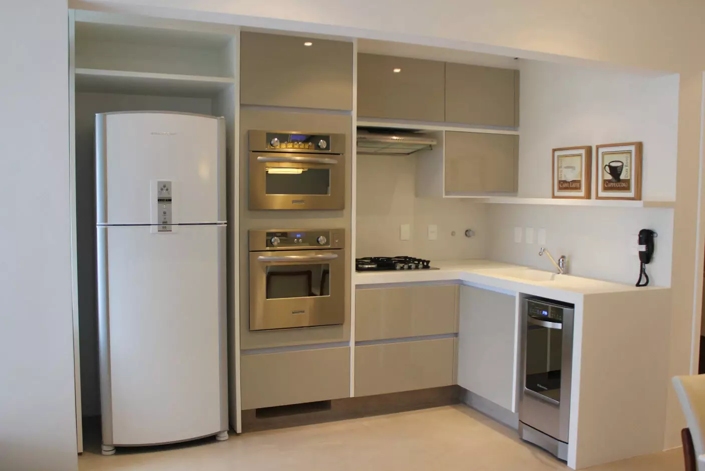 Inbyggt kök för små kök (54 foton): Funktioner av inbyggda kök med inbyggd utrustning, designalternativ 9549_3