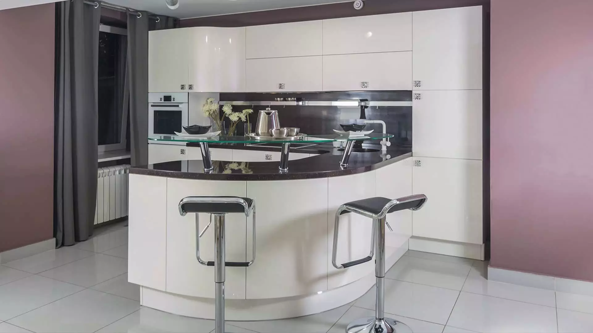 Ενσωματωμένη κουζίνα για μικρές κουζίνες (54 φωτογραφίες): Χαρακτηριστικά ενσωματωμένων κουζινών με ενσωματωμένο εξοπλισμό, επιλογές σχεδιασμού 9549_30