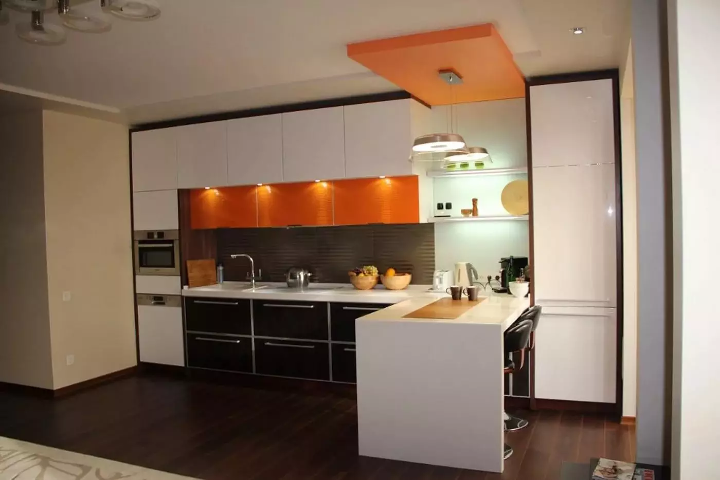 Ενσωματωμένη κουζίνα για μικρές κουζίνες (54 φωτογραφίες): Χαρακτηριστικά ενσωματωμένων κουζινών με ενσωματωμένο εξοπλισμό, επιλογές σχεδιασμού 9549_32