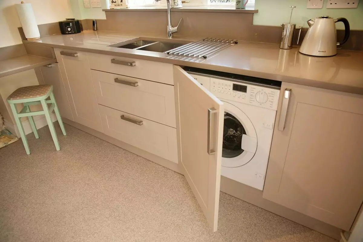 Вградена кухня за малка кухня (54 снимки) се отличава с вградени кухненски бокс с вградени уреди, опции за дизайн 9549_33