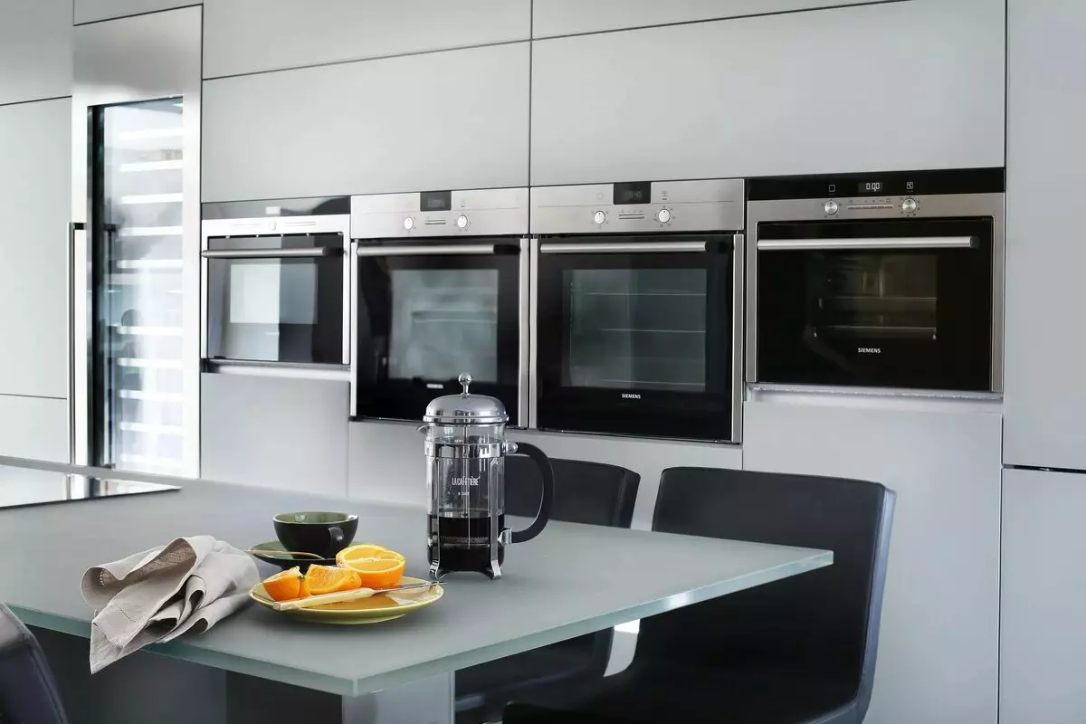 Inbyggt kök för små kök (54 foton): Funktioner av inbyggda kök med inbyggd utrustning, designalternativ 9549_36